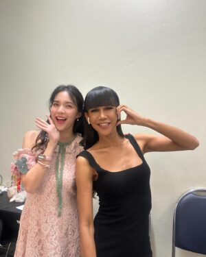 Jennie Panhan Instagram - เคยปักนามสกุลพี่เค้าบนชุดนักเรียน ขี่รถเครื่องตามรถตู้ ไปดูคอนทุกครั้งที่มาหาดใหญ่ สะสมรูป กล่องเหล็ก โปสเตอร์ เอเวอร์รี่ติง สมัครสมาชิก RS Star Club ใครจะไปคิดว่าวันนึงจะได้ขึ้นมายืนอยู่บนเวทีข้างๆ พี่ๆ เค้า เป็นแขกรับเชิญให้พี่แดนพี่บีม แกกกกกกกกกกกกกกฉันจะร้องไห้ ซ่าสั่นๆ ของจริง ขอบคุณพี่ๆ และทีมงานทุกคนที่ให้เกียรติแฟนคลับคนนี้ด้วยนะคะ ขอบคุณมากๆ เลยค่ะ 🙏🏾😭🥰 #DANBEAM#DREAM2BE