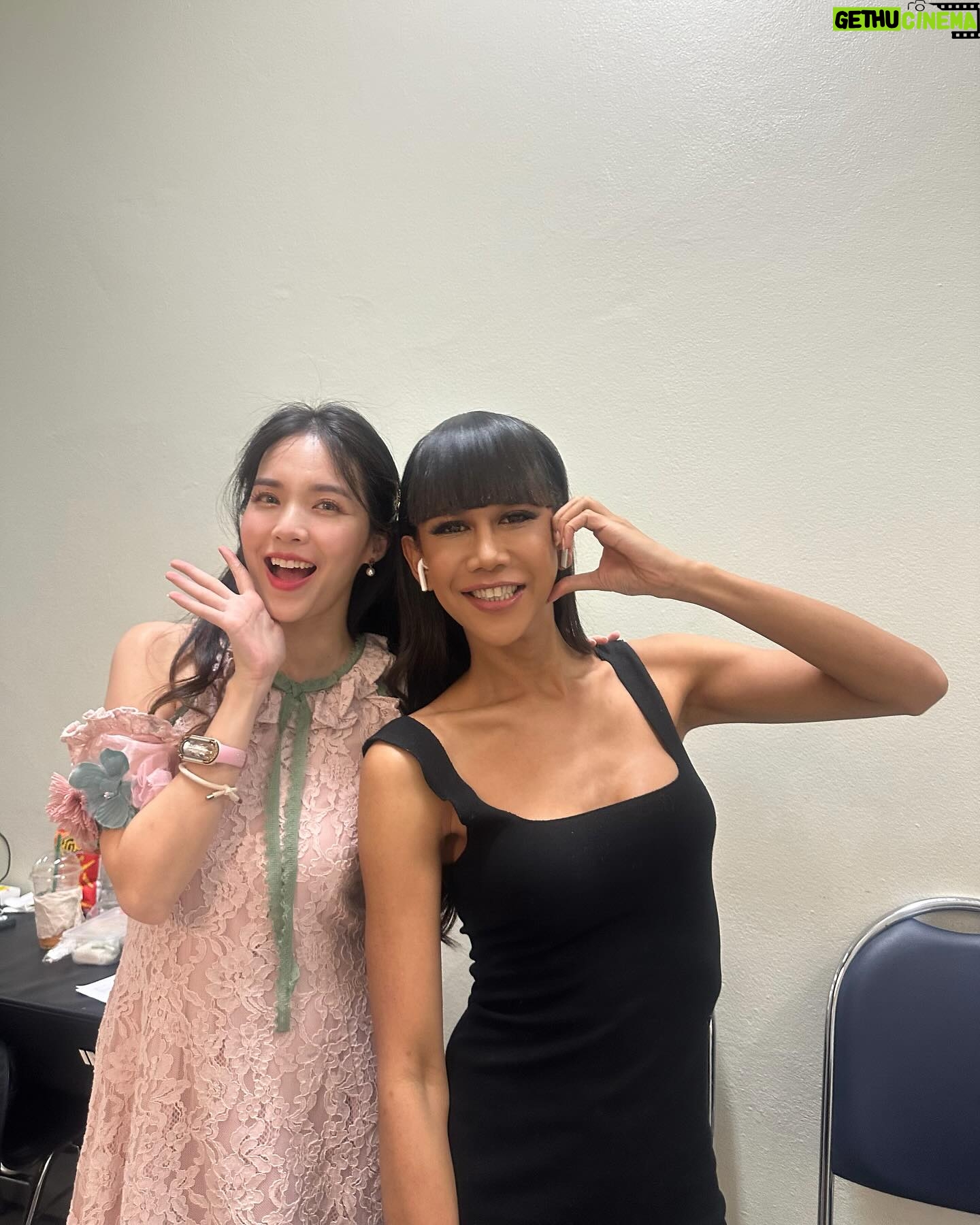 Jennie Panhan - 110.6K Likes - เคยปักนามสกุลพี่เค้าบนชุดนักเรียน ขี่รถเครื่องตามรถตู้ ไปดูคอนทุกครั้งที่มาหาดใหญ่ สะสมรูป กล่องเหล็ก โปสเตอร์ เอเวอร์รี่ติง สมัครสมาชิก RS Star Club ใครจะไปคิดว่าวันนึงจะได้ขึ้นมายืนอยู่บนเวทีข้างๆ พี่ๆ เค้า เป็นแขกรับเชิญให้พี่แดนพี่บีม แกกกกกกกกกกกกกกฉันจะร้องไห้ ซ่าสั่นๆ ของจริง ขอบคุณพี่ๆ และทีมงานทุกคนที่ให้เกียรติแฟนคลับคนนี้ด้วยนะคะ ขอบคุณมากๆ เลยค่ะ 🙏🏾😭🥰 #DANBEAM#DREAM2BE
