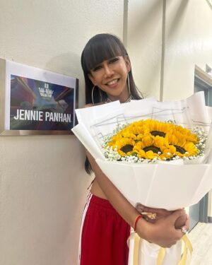 Jennie Panhan Instagram - เคยปักนามสกุลพี่เค้าบนชุดนักเรียน ขี่รถเครื่องตามรถตู้ ไปดูคอนทุกครั้งที่มาหาดใหญ่ สะสมรูป กล่องเหล็ก โปสเตอร์ เอเวอร์รี่ติง สมัครสมาชิก RS Star Club ใครจะไปคิดว่าวันนึงจะได้ขึ้นมายืนอยู่บนเวทีข้างๆ พี่ๆ เค้า เป็นแขกรับเชิญให้พี่แดนพี่บีม แกกกกกกกกกกกกกกฉันจะร้องไห้ ซ่าสั่นๆ ของจริง ขอบคุณพี่ๆ และทีมงานทุกคนที่ให้เกียรติแฟนคลับคนนี้ด้วยนะคะ ขอบคุณมากๆ เลยค่ะ 🙏🏾😭🥰 #DANBEAM#DREAM2BE