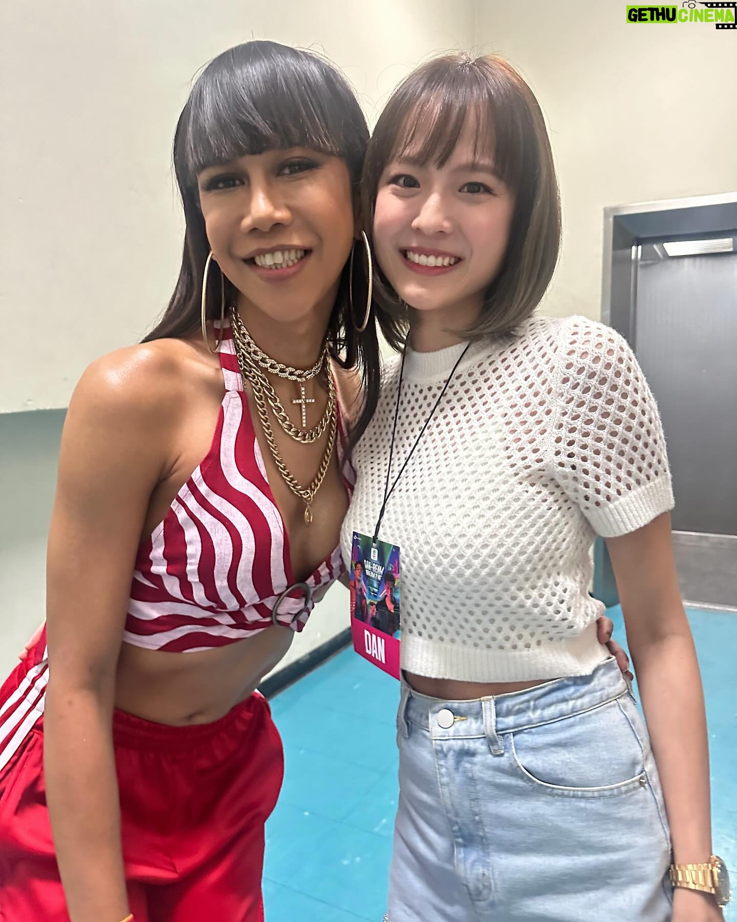 Jennie Panhan - 110.6K Likes - เคยปักนามสกุลพี่เค้าบนชุดนักเรียน ขี่รถเครื่องตามรถตู้ ไปดูคอนทุกครั้งที่มาหาดใหญ่ สะสมรูป กล่องเหล็ก โปสเตอร์ เอเวอร์รี่ติง สมัครสมาชิก RS Star Club ใครจะไปคิดว่าวันนึงจะได้ขึ้นมายืนอยู่บนเวทีข้างๆ พี่ๆ เค้า เป็นแขกรับเชิญให้พี่แดนพี่บีม แกกกกกกกกกกกกกกฉันจะร้องไห้ ซ่าสั่นๆ ของจริง ขอบคุณพี่ๆ และทีมงานทุกคนที่ให้เกียรติแฟนคลับคนนี้ด้วยนะคะ ขอบคุณมากๆ เลยค่ะ 🙏🏾😭🥰 #DANBEAM#DREAM2BE