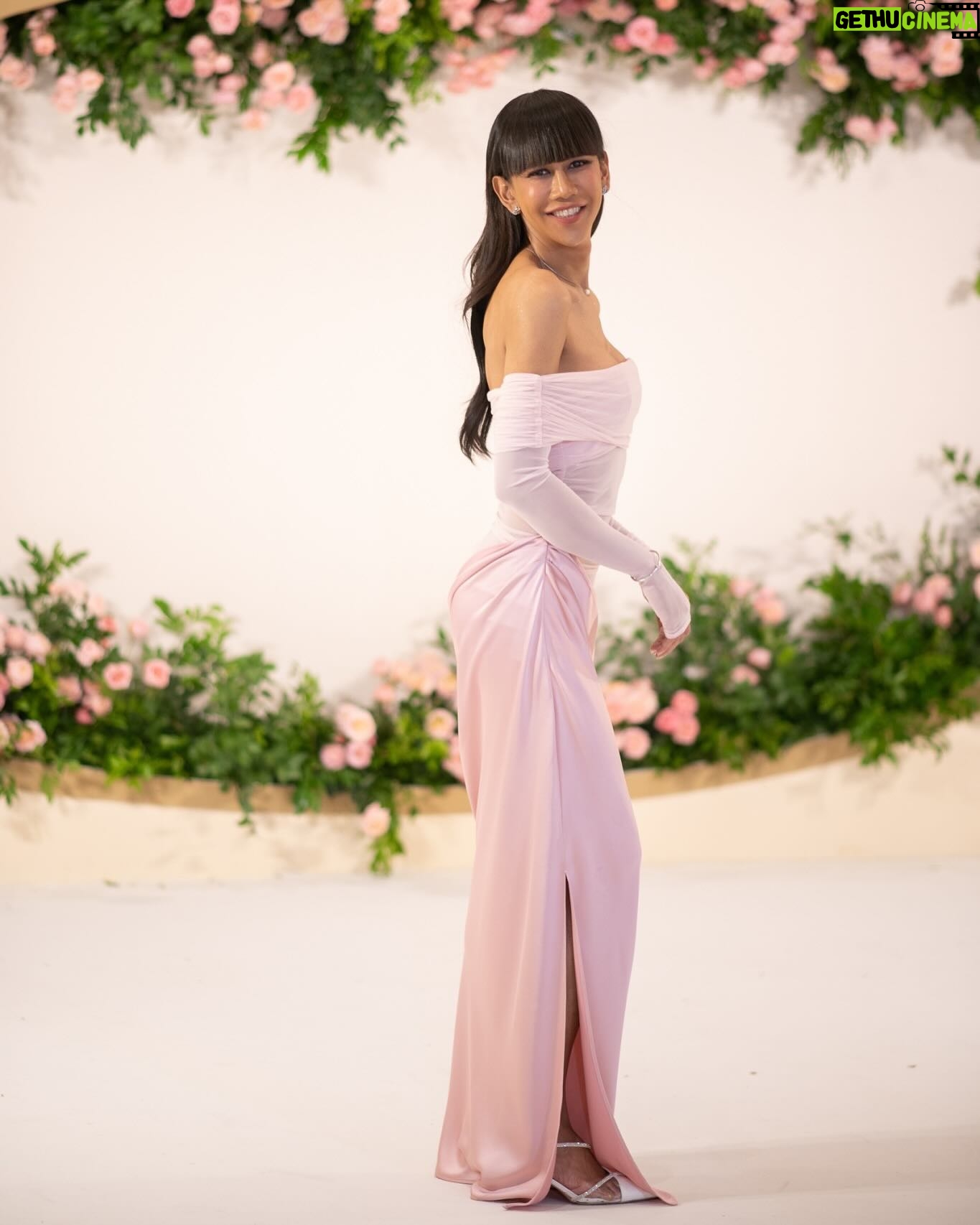 Jennie Panhan - 110.1K Likes - งานแต่งพี่วุ้น คือสุดๆ ให้ทุกภาพมันเล่าเรื่อง อีฝน @monsterfon ถึงปุ๊บก็โทรจิกสุด บอกกูยืนรออยู่หน้าโรงแรม มาเร็วๆ อายคน ไม่กล้าแวะรับมันเลยอ่ะ แต่พอเข้างานปุ๊บเจอหมากคิมก็หายไปกับเค้าทิ้งกูเลยทันที งง ล่ะในงานดาราสาวสวยล้านคน นี่หิวข้าวมากแต่ไม่กล้ากินไรเยอะ เดินไปตักมินิค็อกเทลชิ้นเล็กๆ มากิน 6 คำ ตกดึกแสบท้องต้องไปยืนต่อแถวเอาข้าวต้มเป็ดมากิน แล้วยัยเกรซ @gracekanklao ก็คือให้กูนั่งให้กูกินข้าวไม่ได้เลย ต้องเต้น เต้นอย่าหยุด เต้นๆๆ อ่ะอีดอก เต้น!! ขี่คอ @peachkyky ไปเลยจบๆ ส่วนแม่หญิง @realyingrhatha นั่งอ่อมแก่จนต้องลากมาที่โต๊ะ มาถึงเต้นไม่หยุด เต้นจนผัวหาย หันมางอแงเว่อร์ แต่ที่น่าสงสารสุดคือลูกชายพี่นิด อรพรรณ อีฝนลากนี่เข้าไปแอ๊วเอิง เจอนี่เต้นหน้าฮ่านใส่ไป 1 ชุด ไม่รู้เกิดบาดแผลในใจอะไรรึเปล่า แล้วถามว่าพี่นิดห้ามมั้ย? ฮึ!! ถอยหลัง 3 ก้าวพร้อมหยิบมือถือขึ้นมาถ่ายและหัวเราะตั้งแต่ต้นจนจบเหตุการณ์ เริ่ด สนุกสุดๆ ยินดีกับแม่ด้วย @vjwoonsen สวยเกินคนมากกกกกกกกกก เจ้าบ่าวน่ารักสุดๆ 😊
.
ป.ล.1 เจอผกามาลินรุ่น 1 คือพี่เข็มเท่มาก!!
ป.ล.2 อีฝนยังคงพากะเทยเข้าตรวจมะเร็งเช่นเคย