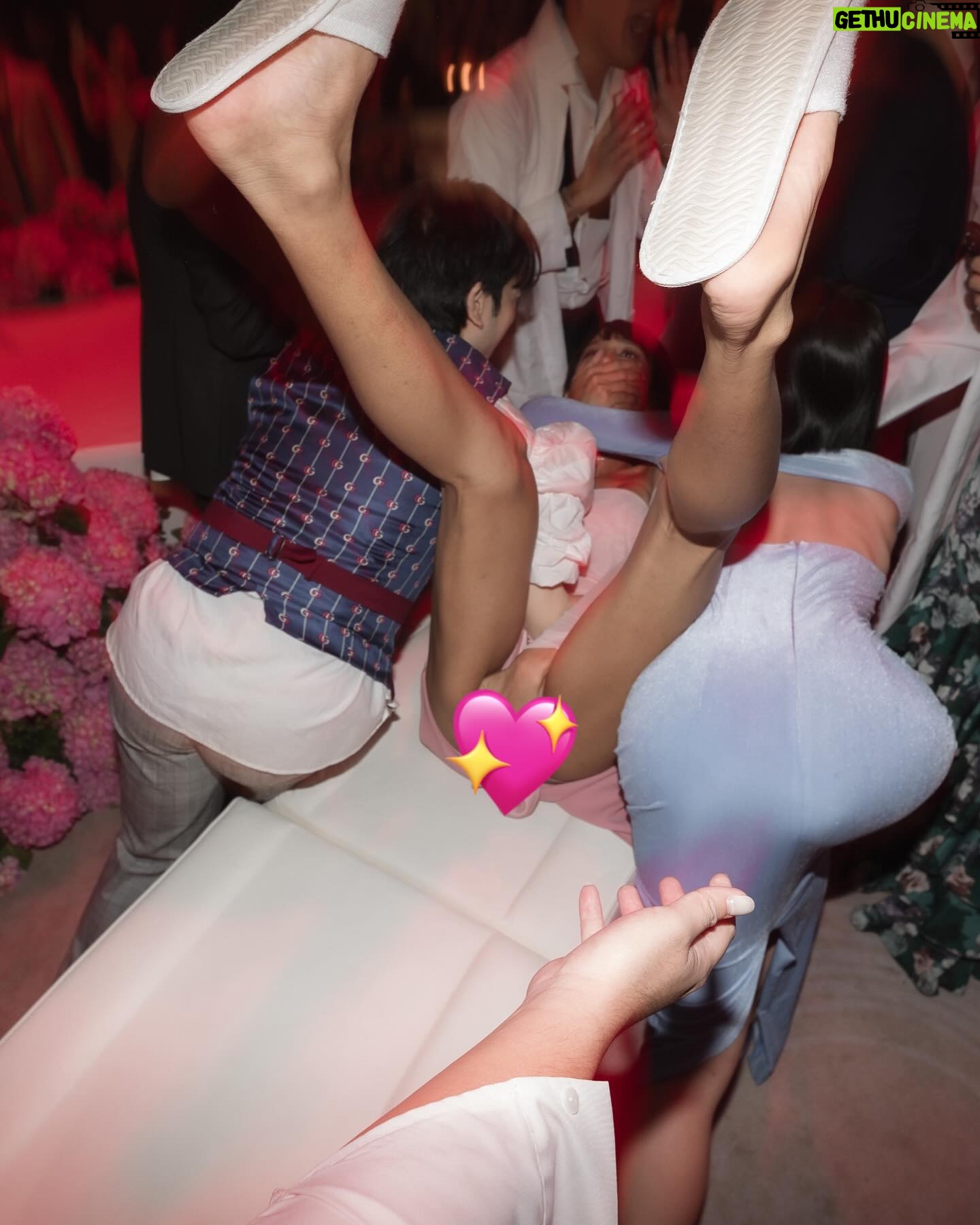 Jennie Panhan - 110.1K Likes - งานแต่งพี่วุ้น คือสุดๆ ให้ทุกภาพมันเล่าเรื่อง อีฝน @monsterfon ถึงปุ๊บก็โทรจิกสุด บอกกูยืนรออยู่หน้าโรงแรม มาเร็วๆ อายคน ไม่กล้าแวะรับมันเลยอ่ะ แต่พอเข้างานปุ๊บเจอหมากคิมก็หายไปกับเค้าทิ้งกูเลยทันที งง ล่ะในงานดาราสาวสวยล้านคน นี่หิวข้าวมากแต่ไม่กล้ากินไรเยอะ เดินไปตักมินิค็อกเทลชิ้นเล็กๆ มากิน 6 คำ ตกดึกแสบท้องต้องไปยืนต่อแถวเอาข้าวต้มเป็ดมากิน แล้วยัยเกรซ @gracekanklao ก็คือให้กูนั่งให้กูกินข้าวไม่ได้เลย ต้องเต้น เต้นอย่าหยุด เต้นๆๆ อ่ะอีดอก เต้น!! ขี่คอ @peachkyky ไปเลยจบๆ ส่วนแม่หญิง @realyingrhatha นั่งอ่อมแก่จนต้องลากมาที่โต๊ะ มาถึงเต้นไม่หยุด เต้นจนผัวหาย หันมางอแงเว่อร์ แต่ที่น่าสงสารสุดคือลูกชายพี่นิด อรพรรณ อีฝนลากนี่เข้าไปแอ๊วเอิง เจอนี่เต้นหน้าฮ่านใส่ไป 1 ชุด ไม่รู้เกิดบาดแผลในใจอะไรรึเปล่า แล้วถามว่าพี่นิดห้ามมั้ย? ฮึ!! ถอยหลัง 3 ก้าวพร้อมหยิบมือถือขึ้นมาถ่ายและหัวเราะตั้งแต่ต้นจนจบเหตุการณ์ เริ่ด สนุกสุดๆ ยินดีกับแม่ด้วย @vjwoonsen สวยเกินคนมากกกกกกกกกก เจ้าบ่าวน่ารักสุดๆ 😊
.
ป.ล.1 เจอผกามาลินรุ่น 1 คือพี่เข็มเท่มาก!!
ป.ล.2 อีฝนยังคงพากะเทยเข้าตรวจมะเร็งเช่นเคย