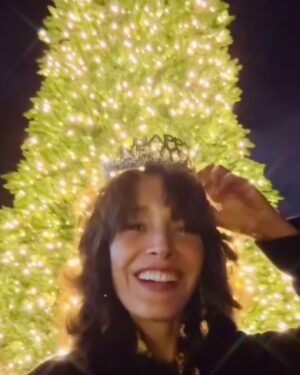 Jennifer Beals Instagram - Wishing you a beautiful, blessed #2025 !
May liberation find you with ease and grace. ✨
#happynewyear 💛🎉

A friend sent me the third image this morning. Let me know if it resonates.