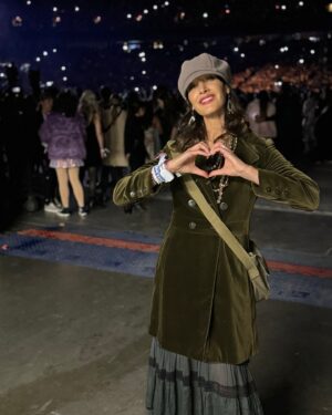 Jennifer Beals Instagram - The rumors are all true. Even from Inez. 
The genuine joy @taylorswift ♐️ creates goes out in wave after wave into the audience. Her artistry, humanity and sheer stamina are on full display. WHAT AN AMAZING EXPERIENCE!This hermit is so #grateful. #erastour ✨✨
 1-2 Me and my sweet posse
3. The friendship bracelet tradition is just delicious
4. When your worlds collide. #elphaba does #folklore
5. I mean…
6. Full in it
7. I mean…
8. Happy, happy campers 
9. It wouldn’t be a #VanCity concert in December if you weren’t walking back in the rain. ☺️