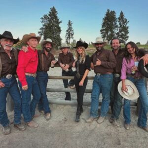 Jennifer Landon Instagram - It might be the end, but family is forever. 🖤

#yellowstone 
#yellowstonetv 
@yellowstone