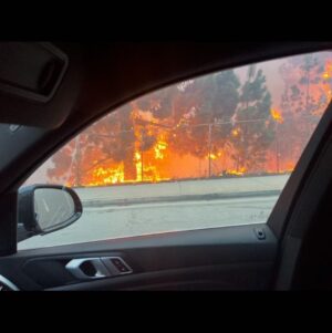 Jennifer Love Hewitt Instagram - I have no words. Only prayers and holding as much hope as I can for our home and our kids while we watch  everything burn. Thank you to every first responder fighting so hard for all of us. Thank you to every friend who reached out and  new person I have hugged in tears in the last 24 hours. 💔🙏🏻