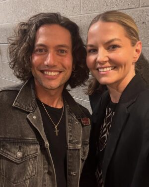 Jennifer Morrison Instagram - It took us forever to figure out we were in BIG STAN together! @jacksonrathbone so good to see you!