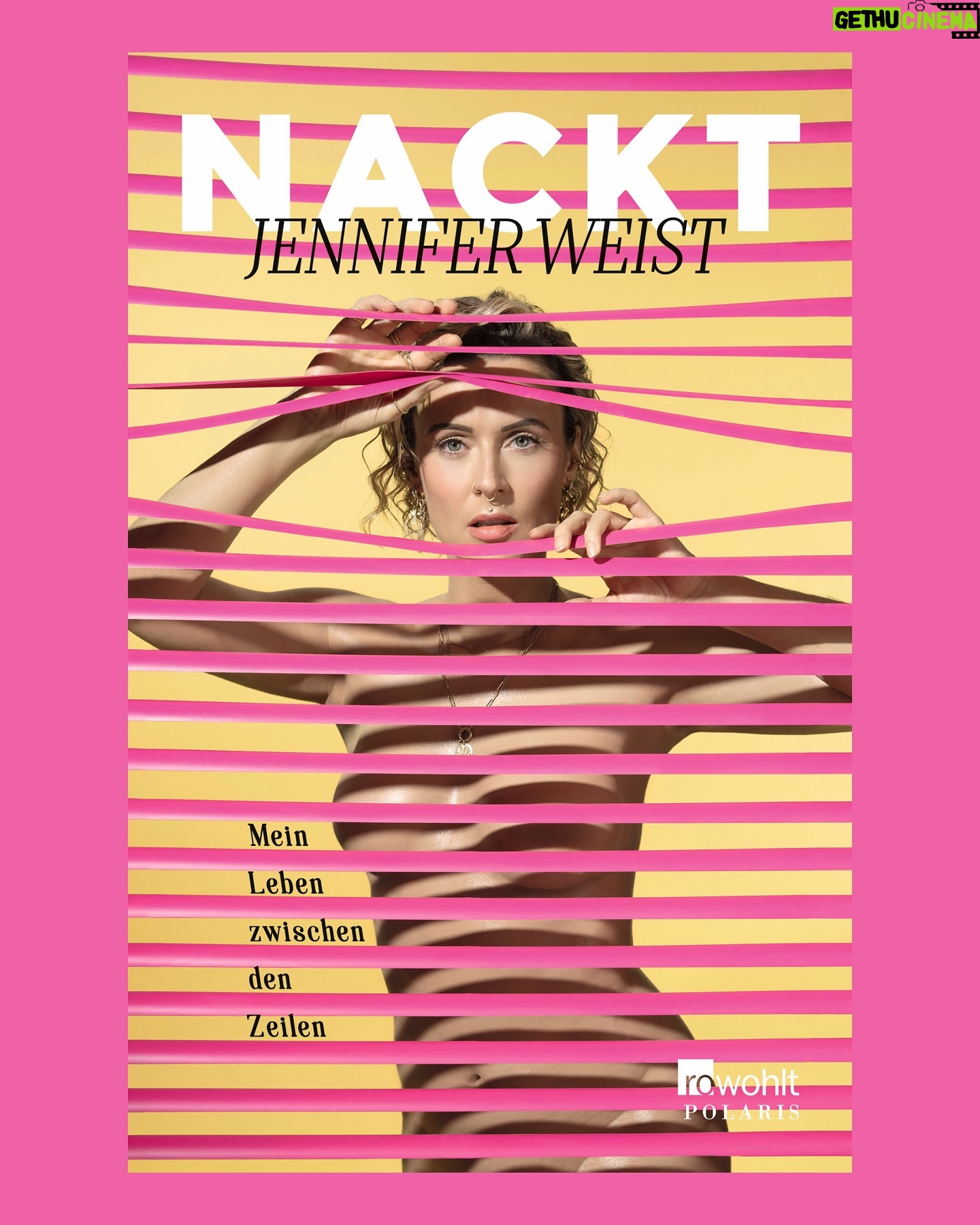 Jennifer Weist - 15.4K Likes - Als ich 2020 die Anfrage eines Verlags bekam, ein Buch über mein bisheriges Leben zu schreiben, fühlte ich mich unglaublich geehrt und sagte zu, ohne zu wissen, wie sehr dieses Projekt mich in den nächsten Jahre herausfordern würde.
Ein komplettes Jahr, sechs Tage die Woche, habe ich von morgens bis abends nichts anderes getan, als an diesem Buch zu schreiben. Obwohl ich mich zuvor noch nie in kreativem Schreiben versucht habe. Deshalb bin ich besonders stolz darauf sagen zu können, dass jedes Wort in diesem Buch aus meiner Feder stammt.
Dieses Buch zu schreiben hat mir alles abverlangt. Manchmal war es so anstrengend und belastend, dass sich alles in mir dagegen sträubte, weiterzumachen. Gleichzeitig war es die befreiendste und heilsamste Erfahrung, die ich jemals machen durfte.
In „NACKT - Mein Leben zwischen den Zeilen“ erzähle ich von meiner Kindheit in Mecklenburg-Vorpommern, zwischen Strandpromenade und Plattenbau. Ich erzähle vom Aufwachsen ohne Vater, von Drogenerfahrungen und sexualisierter Gewalt. Untrennbar von meinem Leben geht es natürlich auch um die Bandgeschichte von Jennifer Rostock, es geht um Machtmissbrauch und Sexismus in der Musikindustrie, aber auch um Rebellion und Widerstand.
Mit diesem Buch ziehe ich emotional blank. Bei den 13 Songs auf meinem ersten Soloalbum „NACKT“ konnte ich mich und mein Leben noch zwischen den Zeilen meiner Texte verstecken, mit den 13 Kapiteln dieses Buches ändert sich das: Ich mache mich vollkommen nackt.
Ab jetzt könnt ihr mein Buch vorbestellen. Und ich würde mich über nichts mehr freuen, als das!
„NACKT - mein Leben zwischen den Zeilen“ gibt es ab sofort in meinem Shop und natürlich überall, wo es Bücher gibt! Wenn ihr in meinem Shop bestellt, habt ihr die Möglichkeit es im Bundle mit Shirt oder Lesezeichen und von mir signiert zu bestellen.
Ich freu mich soooooo sehr, das könnt ihr euch gar nicht vorstellen ❤️❤️❤️