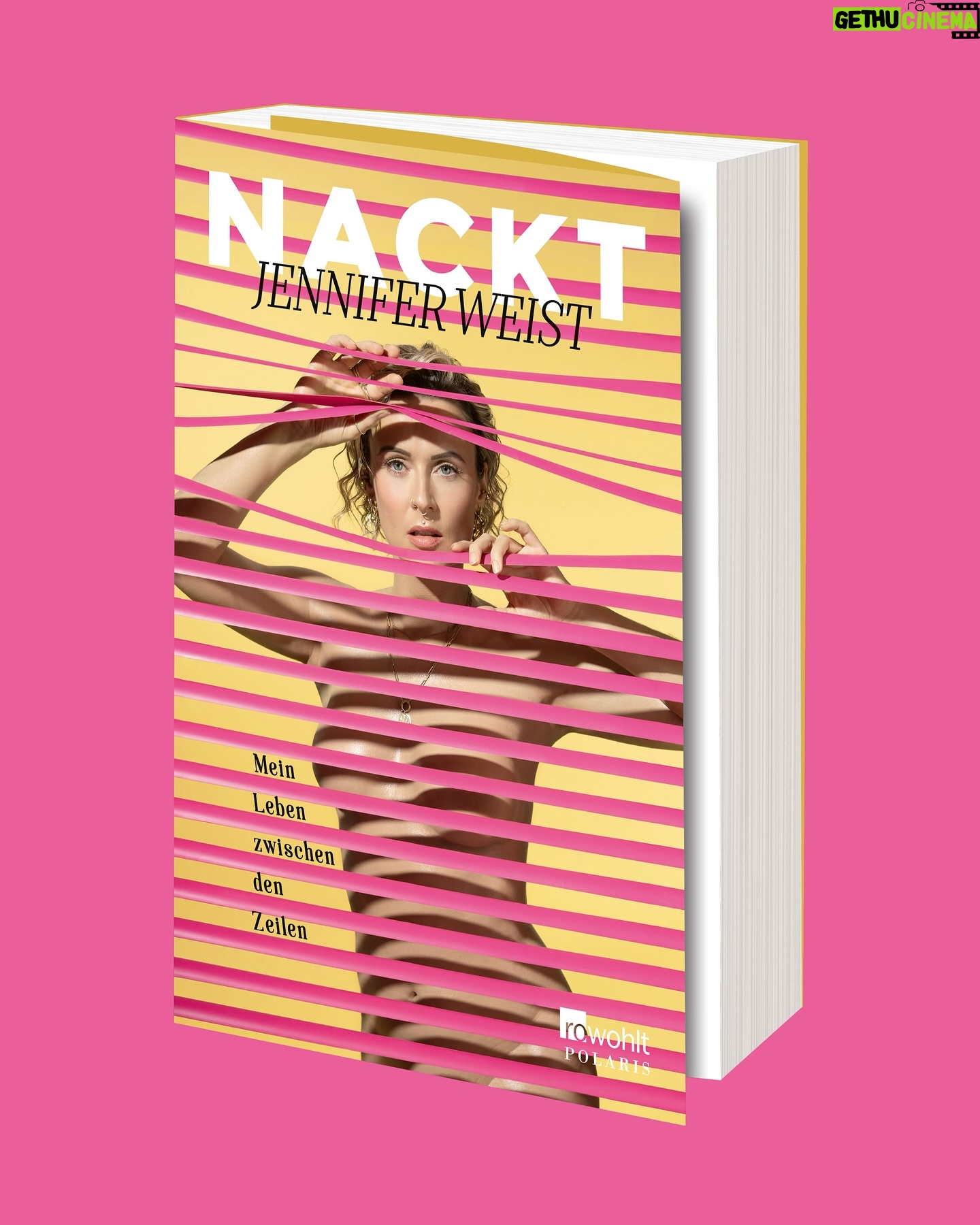 Jennifer Weist - 15.4K Likes - Als ich 2020 die Anfrage eines Verlags bekam, ein Buch über mein bisheriges Leben zu schreiben, fühlte ich mich unglaublich geehrt und sagte zu, ohne zu wissen, wie sehr dieses Projekt mich in den nächsten Jahre herausfordern würde.
Ein komplettes Jahr, sechs Tage die Woche, habe ich von morgens bis abends nichts anderes getan, als an diesem Buch zu schreiben. Obwohl ich mich zuvor noch nie in kreativem Schreiben versucht habe. Deshalb bin ich besonders stolz darauf sagen zu können, dass jedes Wort in diesem Buch aus meiner Feder stammt.
Dieses Buch zu schreiben hat mir alles abverlangt. Manchmal war es so anstrengend und belastend, dass sich alles in mir dagegen sträubte, weiterzumachen. Gleichzeitig war es die befreiendste und heilsamste Erfahrung, die ich jemals machen durfte.
In „NACKT - Mein Leben zwischen den Zeilen“ erzähle ich von meiner Kindheit in Mecklenburg-Vorpommern, zwischen Strandpromenade und Plattenbau. Ich erzähle vom Aufwachsen ohne Vater, von Drogenerfahrungen und sexualisierter Gewalt. Untrennbar von meinem Leben geht es natürlich auch um die Bandgeschichte von Jennifer Rostock, es geht um Machtmissbrauch und Sexismus in der Musikindustrie, aber auch um Rebellion und Widerstand.
Mit diesem Buch ziehe ich emotional blank. Bei den 13 Songs auf meinem ersten Soloalbum „NACKT“ konnte ich mich und mein Leben noch zwischen den Zeilen meiner Texte verstecken, mit den 13 Kapiteln dieses Buches ändert sich das: Ich mache mich vollkommen nackt.
Ab jetzt könnt ihr mein Buch vorbestellen. Und ich würde mich über nichts mehr freuen, als das!
„NACKT - mein Leben zwischen den Zeilen“ gibt es ab sofort in meinem Shop und natürlich überall, wo es Bücher gibt! Wenn ihr in meinem Shop bestellt, habt ihr die Möglichkeit es im Bundle mit Shirt oder Lesezeichen und von mir signiert zu bestellen.
Ich freu mich soooooo sehr, das könnt ihr euch gar nicht vorstellen ❤️❤️❤️