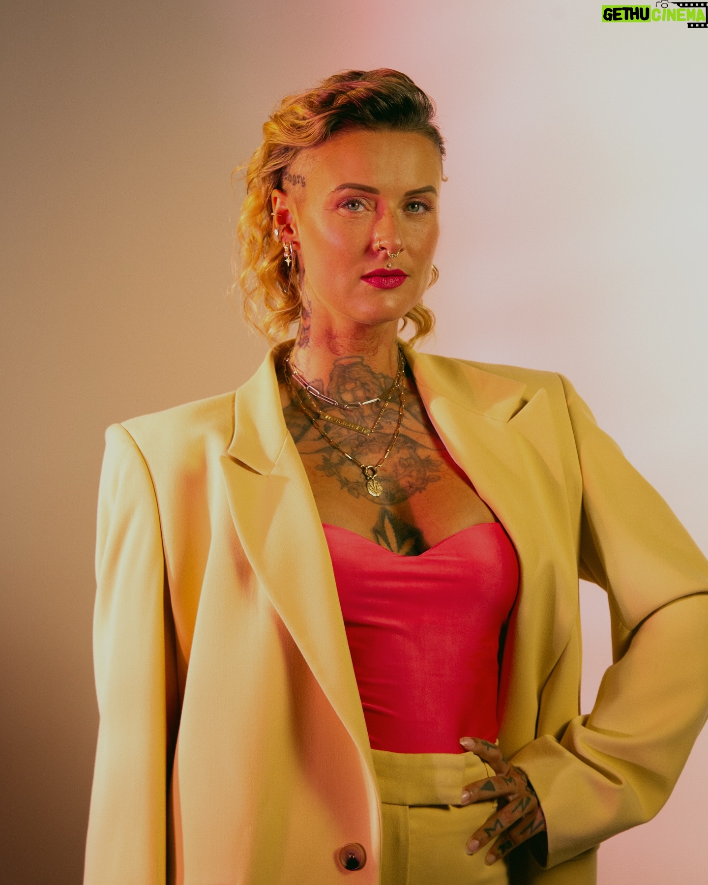 Jennifer Weist - 15.4K Likes - Als ich 2020 die Anfrage eines Verlags bekam, ein Buch über mein bisheriges Leben zu schreiben, fühlte ich mich unglaublich geehrt und sagte zu, ohne zu wissen, wie sehr dieses Projekt mich in den nächsten Jahre herausfordern würde.
Ein komplettes Jahr, sechs Tage die Woche, habe ich von morgens bis abends nichts anderes getan, als an diesem Buch zu schreiben. Obwohl ich mich zuvor noch nie in kreativem Schreiben versucht habe. Deshalb bin ich besonders stolz darauf sagen zu können, dass jedes Wort in diesem Buch aus meiner Feder stammt.
Dieses Buch zu schreiben hat mir alles abverlangt. Manchmal war es so anstrengend und belastend, dass sich alles in mir dagegen sträubte, weiterzumachen. Gleichzeitig war es die befreiendste und heilsamste Erfahrung, die ich jemals machen durfte.
In „NACKT - Mein Leben zwischen den Zeilen“ erzähle ich von meiner Kindheit in Mecklenburg-Vorpommern, zwischen Strandpromenade und Plattenbau. Ich erzähle vom Aufwachsen ohne Vater, von Drogenerfahrungen und sexualisierter Gewalt. Untrennbar von meinem Leben geht es natürlich auch um die Bandgeschichte von Jennifer Rostock, es geht um Machtmissbrauch und Sexismus in der Musikindustrie, aber auch um Rebellion und Widerstand.
Mit diesem Buch ziehe ich emotional blank. Bei den 13 Songs auf meinem ersten Soloalbum „NACKT“ konnte ich mich und mein Leben noch zwischen den Zeilen meiner Texte verstecken, mit den 13 Kapiteln dieses Buches ändert sich das: Ich mache mich vollkommen nackt.
Ab jetzt könnt ihr mein Buch vorbestellen. Und ich würde mich über nichts mehr freuen, als das!
„NACKT - mein Leben zwischen den Zeilen“ gibt es ab sofort in meinem Shop und natürlich überall, wo es Bücher gibt! Wenn ihr in meinem Shop bestellt, habt ihr die Möglichkeit es im Bundle mit Shirt oder Lesezeichen und von mir signiert zu bestellen.
Ich freu mich soooooo sehr, das könnt ihr euch gar nicht vorstellen ❤️❤️❤️