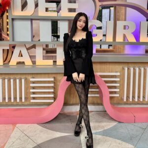 Jenny Cheng Instagram - 🖤
今晚10點S不熙娣見喔😘
從娛樂百分百就超喜歡小S
最喜歡「看仙女下凡來解答」
滿滿的正能量及歡樂超愛的
康熙來了也是我必看的節目
在澳洲一開始都去租錄影帶
後來裝衛視耳朵就能常收看
太愛小S的幽默感跟真性情
而且本人真的太美了😍

長大後竟有機會可以一起工作
每次來小姐不熙娣都好開心
站在她旁邊拍照都會很緊張
這就是身為小粉絲的感覺吧😆
無尊這次被女孩們包圍做橋段示範
是真的很幸福！希望播出後沒事🤣

來宣傳我的新書「花言蕎語」
停止踮腳尖去愛一個人 
去愛一個滿眼裡都是你
不管怎樣都會奔向你的人
沒對象也沒關係好好過生活也很好
愛情千萬不能「將就」和「妥協」
幸福一個人也可以過的很幸福🥰
讓自己把生活過的開心漂亮又充實
把時間跟金錢都花在自己身上不香嗎？

@ebcdeegirlstalk 
#tvshows #小姐不熙娣 #花言蕎語