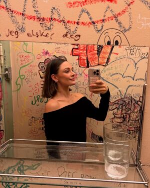 Jenny Skavlan Instagram - Gratulerer med dagen til det lureste og diggeste valget jeg har tatt, bortsett fra å låne hårbøylen til 5-åringen min. @fingern ❤️