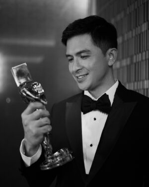 Jennylyn Mercado Instagram - Congratulations, mahal ko! @dennistrillo 👏🏼 I'm so proud of you! 🙌🏻 You are really phenomenal and I will forever be your biggest fan. 💯I love you, our Best Actor! 🫶🏻😘♥️

#GreenBones #MMFF50