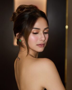 Jennylyn Mercado Instagram - Blending into the night... 🖤✨🌙

Thank you so much:
Make-up: @antheabueno
Hair: @jayaquino_
Designer: @jotlosa 
Styling: @ajalberto @iancovinarao
Nails & Lashes: @dylnstylelounge
Jewelry: @markymendoza @marcellinvs.angelo 
Photos: @_kennethtangonan