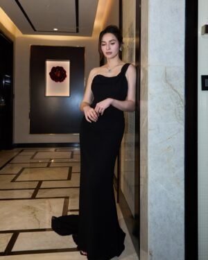 Jennylyn Mercado Instagram - Blending into the night... 🖤✨🌙

Thank you so much:
Make-up: @antheabueno
Hair: @jayaquino_
Designer: @jotlosa 
Styling: @ajalberto @iancovinarao
Nails & Lashes: @dylnstylelounge
Jewelry: @markymendoza @marcellinvs.angelo 
Photos: @_kennethtangonan