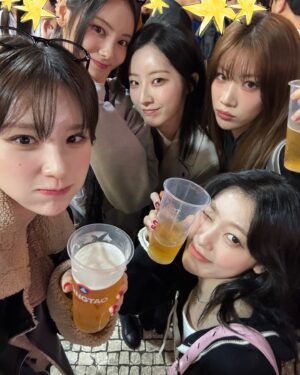 Jeong Jin-sol Instagram - 4개월 동안의 월드투어가 끝이 났네요.
많은 OURII분들을 만날 수 있어서 너무나 특별했고, 
소중한 추억이 됐어요 여러분들도 같은 맘이길!
와주신 모든 OURII분들께 다시 한번 감사드립니다 헤헤🤍
또, 함께 고생해주신 모든 아르르 팀에게도 박수!👏
마지막으로! 우리 아르르르르르 알랍뿡❛˓◞˂̵ 🩷

고생하셨습니다! 최 최 최종! ✈️💃🏻👼🏻