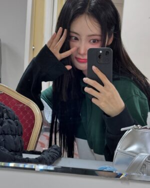 Jeong Jin-sol Instagram - 4개월 동안의 월드투어가 끝이 났네요.
많은 OURII분들을 만날 수 있어서 너무나 특별했고, 
소중한 추억이 됐어요 여러분들도 같은 맘이길!
와주신 모든 OURII분들께 다시 한번 감사드립니다 헤헤🤍
또, 함께 고생해주신 모든 아르르 팀에게도 박수!👏
마지막으로! 우리 아르르르르르 알랍뿡❛˓◞˂̵ 🩷

고생하셨습니다! 최 최 최종! ✈️💃🏻👼🏻