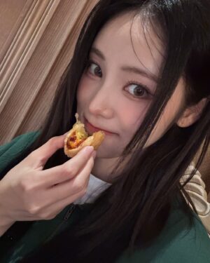 Jeong Jin-sol Instagram - 4개월 동안의 월드투어가 끝이 났네요.
많은 OURII분들을 만날 수 있어서 너무나 특별했고, 
소중한 추억이 됐어요 여러분들도 같은 맘이길!
와주신 모든 OURII분들께 다시 한번 감사드립니다 헤헤🤍
또, 함께 고생해주신 모든 아르르 팀에게도 박수!👏
마지막으로! 우리 아르르르르르 알랍뿡❛˓◞˂̵ 🩷

고생하셨습니다! 최 최 최종! ✈️💃🏻👼🏻