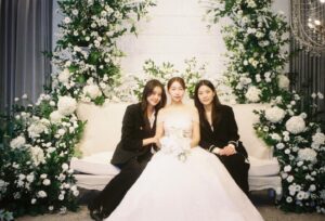 Jeong Sin-hye Instagram - 17살. 설레는 마음 반, 두려운 마음 반. 
혼자 교실 칠판만 바라보고 있던 내게 가장 처음 말을 걸어주었던 너.
햇살같이 그렇게 환하게 내 마음을 비춰줬던 내 친구.
나와 가장 닮은 점이 많았다고 느꼈지만, 시간이 지나고 보니 
너는 오히려 더 어른스러웠던 친구였지.
그런 너의 결혼식이라,
순천을 가는 내내 마음이 간지럽더라.
막상 눈 앞에 새하얀 드레스를 입은 너를 보았을 때,
말문이 막혔어. 너무 눈부시게 아름다워서.
그렇게 처음 만난 그 날처럼 너무 눈부셔서-

앞으로도 사랑하는 사람과 함께 걸어갈 그 길이 
너의 존재처럼 따스하고 포근하길-