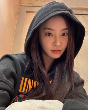 Jeong Yu-mi Instagram - 새벽에 잠 안오면 같이 축구볼래용?🦉⚽️🦦🩵
25일과 26일 사이에 낀 새벽 2시⭐️
유튜브 #그유미말고 에서 만나.🤗
#맨시티#첼시
