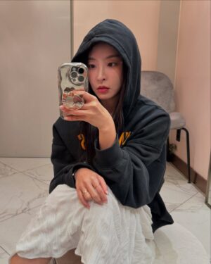 Jeong Yu-mi Instagram - 새벽에 잠 안오면 같이 축구볼래용?🦉⚽️🦦🩵
25일과 26일 사이에 낀 새벽 2시⭐️
유튜브 #그유미말고 에서 만나.🤗
#맨시티#첼시