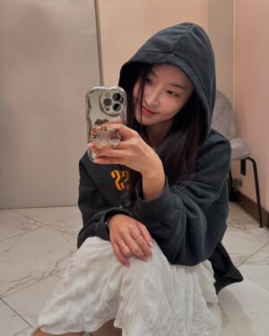 Jeong Yu-mi Instagram - 새벽에 잠 안오면 같이 축구볼래용?🦉⚽️🦦🩵
25일과 26일 사이에 낀 새벽 2시⭐️
유튜브 #그유미말고 에서 만나.🤗
#맨시티#첼시