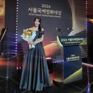 Jeong Yu-mi Instagram - 우씨왕후를 위해 힘써주신 모든 분들을 대표해 받았다고 생각합니다. 한결같은 자세로 열심히 하겠습니다.🙇🏻‍♀️
감사합니다.❤️
#우씨왕후 feat. #육룡이나르샤 🙈