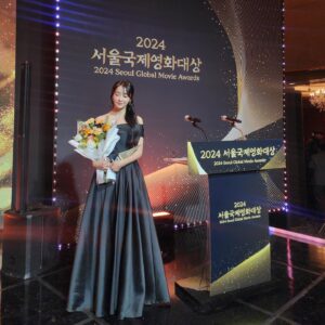 Jeong Yu-mi Instagram - 우씨왕후를 위해 힘써주신 모든 분들을 대표해 받았다고 생각합니다. 한결같은 자세로 열심히 하겠습니다.🙇🏻‍♀️
감사합니다.❤️
#우씨왕후 feat. #육룡이나르샤 🙈