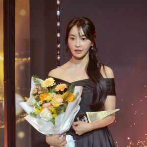 Jeong Yu-mi Instagram - 우씨왕후를 위해 힘써주신 모든 분들을 대표해 받았다고 생각합니다. 한결같은 자세로 열심히 하겠습니다.🙇🏻‍♀️
감사합니다.❤️
#우씨왕후 feat. #육룡이나르샤 🙈