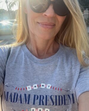 Jeri Ryan Instagram - SO EXCITED to cast my vote for @kamalaharris & @timwalz and Dems up and down the ballot!!
We are NOT GOING BACK! 💙✊🏼🇺🇸🗳️🇺🇸✊🏼💙
#earlyvoting #harriswalz2024🇺🇸 #vote #yourvoteisyourvoice