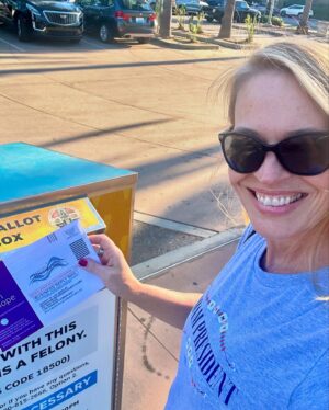 Jeri Ryan Instagram - SO EXCITED to cast my vote for @kamalaharris & @timwalz and Dems up and down the ballot!!
We are NOT GOING BACK! 💙✊🏼🇺🇸🗳️🇺🇸✊🏼💙
#earlyvoting #harriswalz2024🇺🇸 #vote #yourvoteisyourvoice