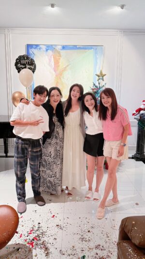 Jesseca Liu Instagram - Wishing you a very blessed and joyful New Year, 2025! May it be filled with endless happiness, love, and meaningful moments for you and your loved ones. Cheers to new adventures and blessings ahead! 
愿欢笑快乐陪伴我们从2024延续至2025！
🎉🎉🎉🍾🍾🍾 💃🏻🕺🏻🎈🎈🎈

#countdown #newyeareve #happynewyear #2025