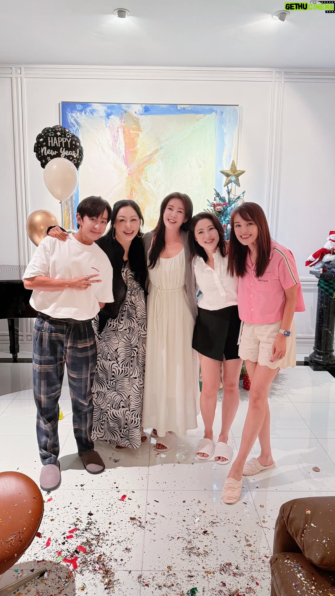 Jesseca Liu - 4.9K Likes - Wishing you a very blessed and joyful New Year, 2025! May it be filled with endless happiness, love, and meaningful moments for you and your loved ones. Cheers to new adventures and blessings ahead!
愿欢笑快乐陪伴我们从2024延续至2025!
🎉🎉🎉🍾🍾🍾 💃🏻🕺🏻🎈🎈🎈
#countdown #newyeareve #happynewyear #2025