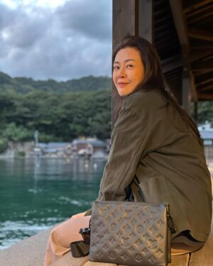 Jesseca Liu Instagram - 在日本的每一天。路上偶遇一个会讲“欢迎光临”的小玩具，瞬间被可爱到心化了！住在一个可以看见海的小房间，早晨的阳光和海风让人精神气爽。最特别的是，坐缆车上山时，看到了飘在海上的“龙”，那一刻，感觉仿佛进入了另一个世界🐉 在山顶许了一个小小的愿望，希望明年能实现💫 #Japan #takayami #yamanaka #louisevuitton