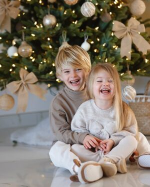 Jessica Thivenin Instagram - Nous vous souhaitons un joyeux réveillon de Noël.
Profitez bien de ces moments magiques avec vos proches!
Ces fêtes qui passent si vite, qui nous remplissent de merveilleux souvenirs et restent inoubliables 🎄🎅🏼♥️

📸  @fannie_gortazar 

Collaboration commerciale