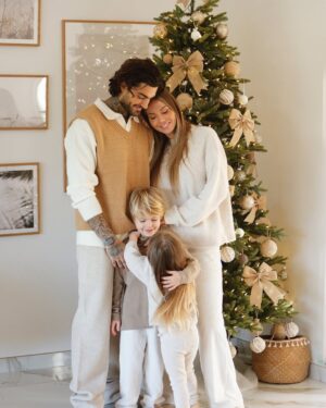 Jessica Thivenin Instagram - Nous vous souhaitons un joyeux réveillon de Noël.
Profitez bien de ces moments magiques avec vos proches!
Ces fêtes qui passent si vite, qui nous remplissent de merveilleux souvenirs et restent inoubliables 🎄🎅🏼♥️

📸  @fannie_gortazar 

Collaboration commerciale