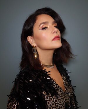 Jessie Ware Instagram - Merry Christmas and Happy Hannukah! Logging off now but you can catch me on BBC1 ringing and singing in the new year with the gorgeous and talented @sophieellisbextor 🤍