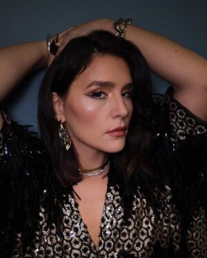 Jessie Ware Instagram - Merry Christmas and Happy Hannukah! Logging off now but you can catch me on BBC1 ringing and singing in the new year with the gorgeous and talented @sophieellisbextor 🤍
