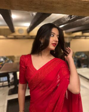 Jhanvi Bhatia Instagram - Bg not so aesthetic but fit way too aesthetic to not post 🤭❤️

Can’t get over this look! Love the ALL RED SAREEE✨

Also this song cause mumma especially asked me to post these pictures w this song ahhahaha🙈

#redsaree #saree #sareelove #diwalioutfit #weddingfashion #explorepage #foryou #weddingstyling #weddingstylingideas #jhanvibhatia