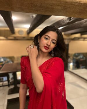 Jhanvi Bhatia Instagram - Bg not so aesthetic but fit way too aesthetic to not post 🤭❤️

Can’t get over this look! Love the ALL RED SAREEE✨

Also this song cause mumma especially asked me to post these pictures w this song ahhahaha🙈

#redsaree #saree #sareelove #diwalioutfit #weddingfashion #explorepage #foryou #weddingstyling #weddingstylingideas #jhanvibhatia