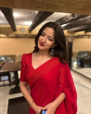 Jhanvi Bhatia Instagram - Bg not so aesthetic but fit way too aesthetic to not post 🤭❤️

Can’t get over this look! Love the ALL RED SAREEE✨

Also this song cause mumma especially asked me to post these pictures w this song ahhahaha🙈

#redsaree #saree #sareelove #diwalioutfit #weddingfashion #explorepage #foryou #weddingstyling #weddingstylingideas #jhanvibhatia