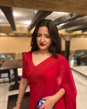 Jhanvi Bhatia Instagram - Bg not so aesthetic but fit way too aesthetic to not post 🤭❤️

Can’t get over this look! Love the ALL RED SAREEE✨

Also this song cause mumma especially asked me to post these pictures w this song ahhahaha🙈

#redsaree #saree #sareelove #diwalioutfit #weddingfashion #explorepage #foryou #weddingstyling #weddingstylingideas #jhanvibhatia