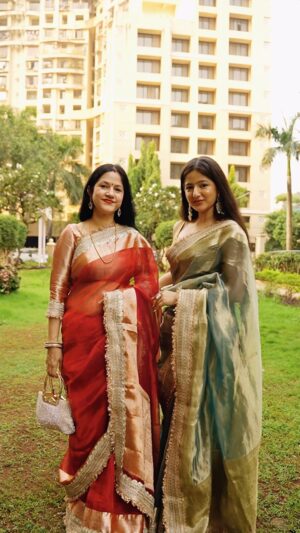 Jhanvi Bhatia Instagram - Was the BANTER better or the SAREES? LOVEE the FINAL LOOK either way 😍🤣💖

Both gorgeous sarees from @mantavyabanaras 💙
If you’re looking for a wedding outfit, this is literally PERFECT 🥰
Quality, color & look!! 🫶🏻

And extra hearts for cutie maa @priya.r.bhatia in the comments please 🙈🥰🧿

#saree #sareelove #grwm #grwmoutfit #grwmvideo #mom #momdaughter #grwu #explorepage #foryou #diwali #weddingfashion #weddingstyling #personalstyling #jhanvibhatia