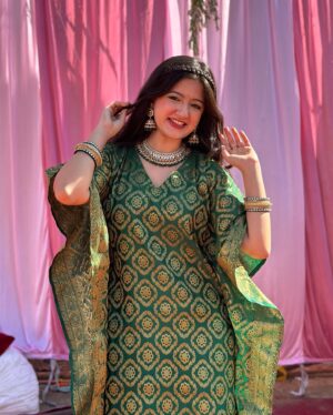 Jhanvi Bhatia Instagram - Converted mom’s Dupatta into the comfiest wedding outfit! Proof that you don’t need a lehenga to slay shaadi looks ✨😌

Alsooo, managed to get a few pictures iykyk🤭💚

AND I think, Green suits me right? 🙈

#weddingoutfits #weddingoutfitideas #shaadifashion #kaftan #kaftanfashion #brocade #explorepage #foryou #jhanvibhatia