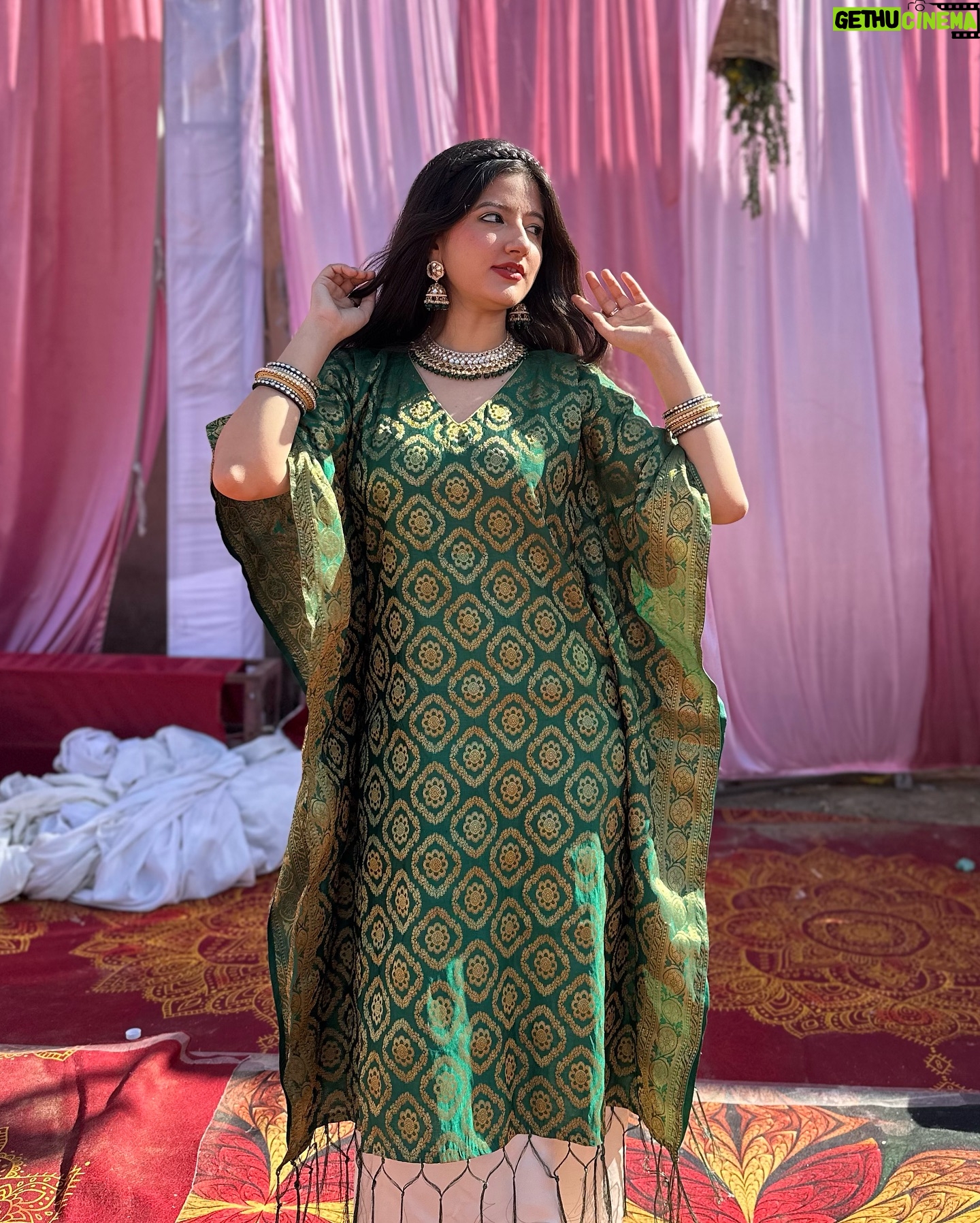 Jhanvi Bhatia - 28.7K Likes - Converted mom’s Dupatta into the comfiest wedding outfit! Proof that you don’t need a lehenga to slay shaadi looks ✨😌
Alsooo, managed to get a few pictures iykyk🤭💚
AND I think, Green suits me right? 🙈
#weddingoutfits #weddingoutfitideas #shaadifashion #kaftan #kaftanfashion #brocade #explorepage #foryou #jhanvibhatia