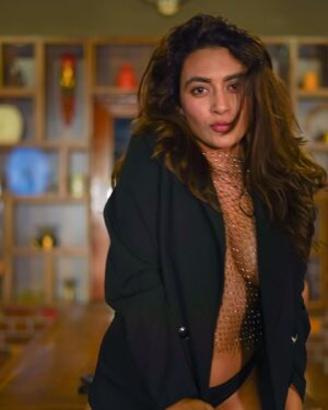 Jinal Joshi Instagram - •
•
•
•
•
#jinaljj #portrait #photooftheday #mood #expression #love #black #picoftheday