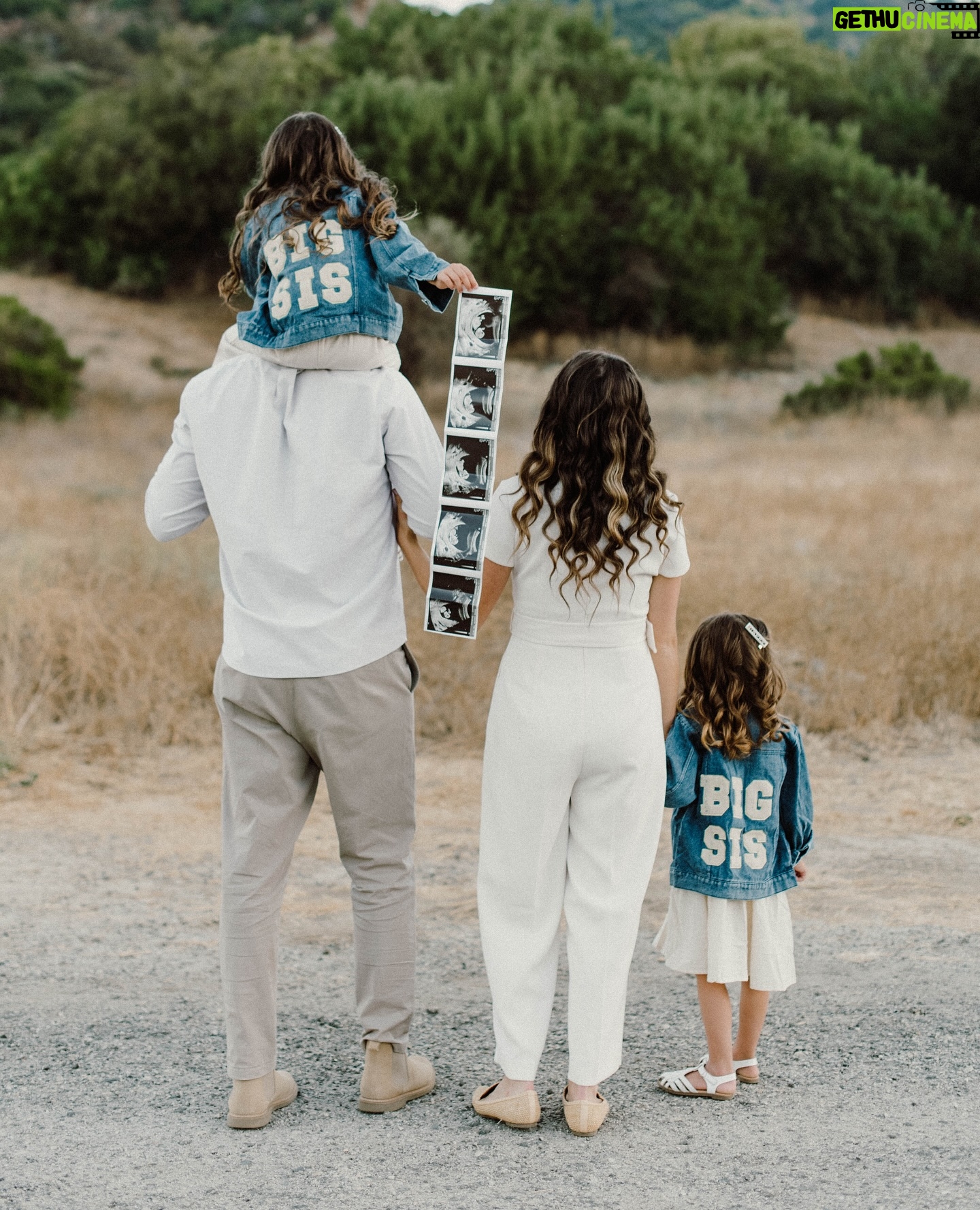 Jinger Vuolo - 240.6K Likes - Grateful for the life of our little baby ☺️ Felicity & Evy Jo could not be more excited 🥹
•
•
📸: @moorelovephoto