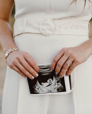 Jinger Vuolo Instagram - Grateful for the life of our little baby ☺️ Felicity & Evy Jo could not be more excited 🥹
•
•
📸: @moorelovephoto