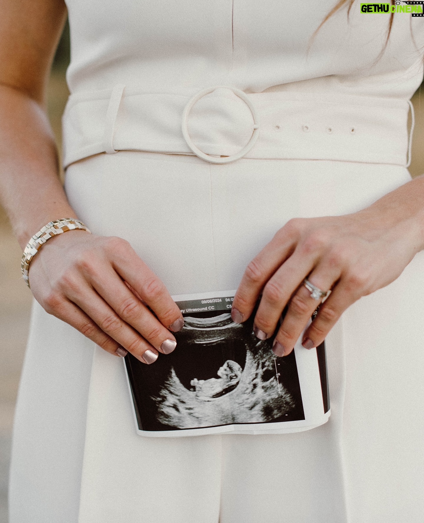 Jinger Vuolo - 240.6K Likes - Grateful for the life of our little baby ☺️ Felicity & Evy Jo could not be more excited 🥹
•
•
📸: @moorelovephoto