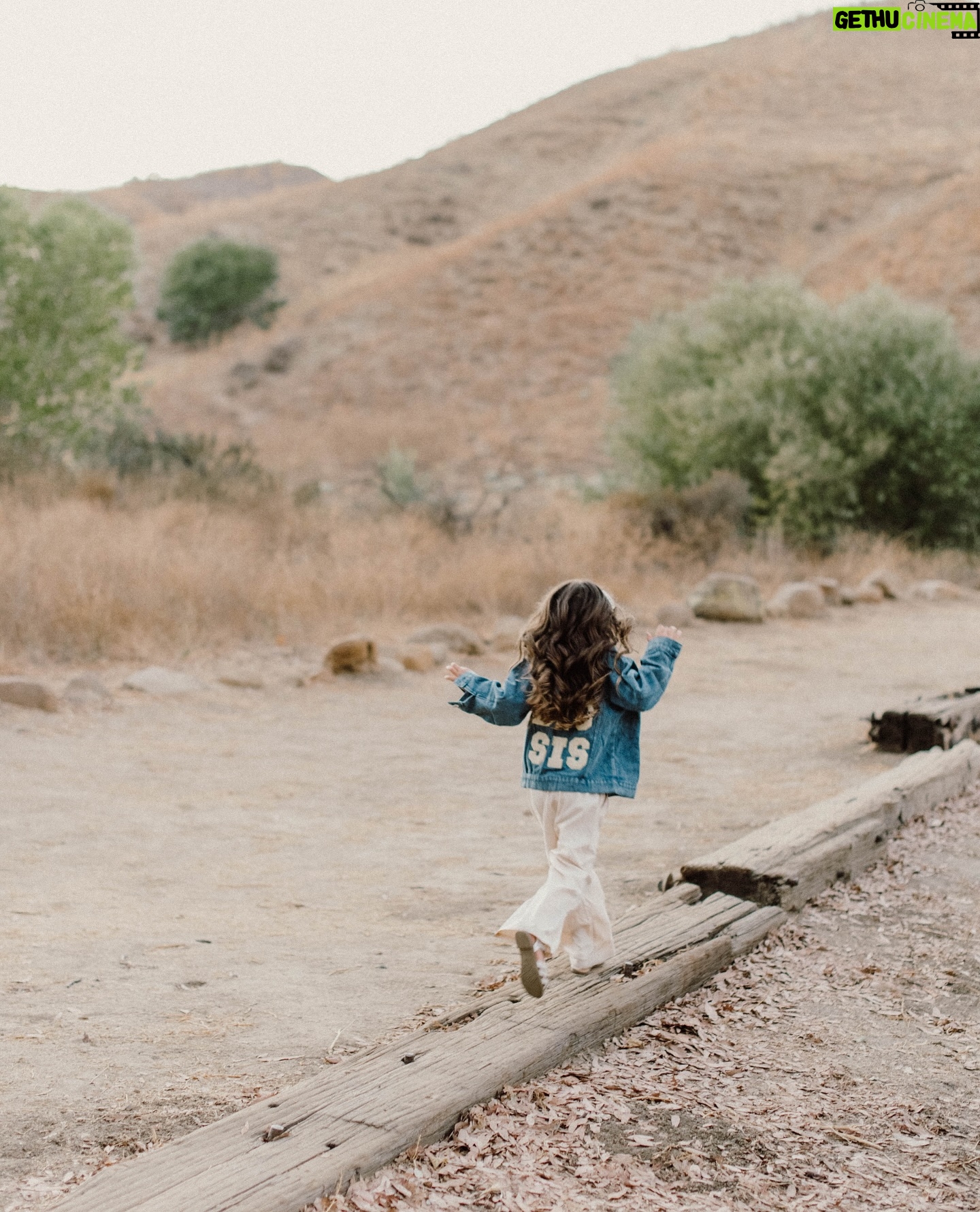 Jinger Vuolo - 240.6K Likes - Grateful for the life of our little baby ☺️ Felicity & Evy Jo could not be more excited 🥹
•
•
📸: @moorelovephoto